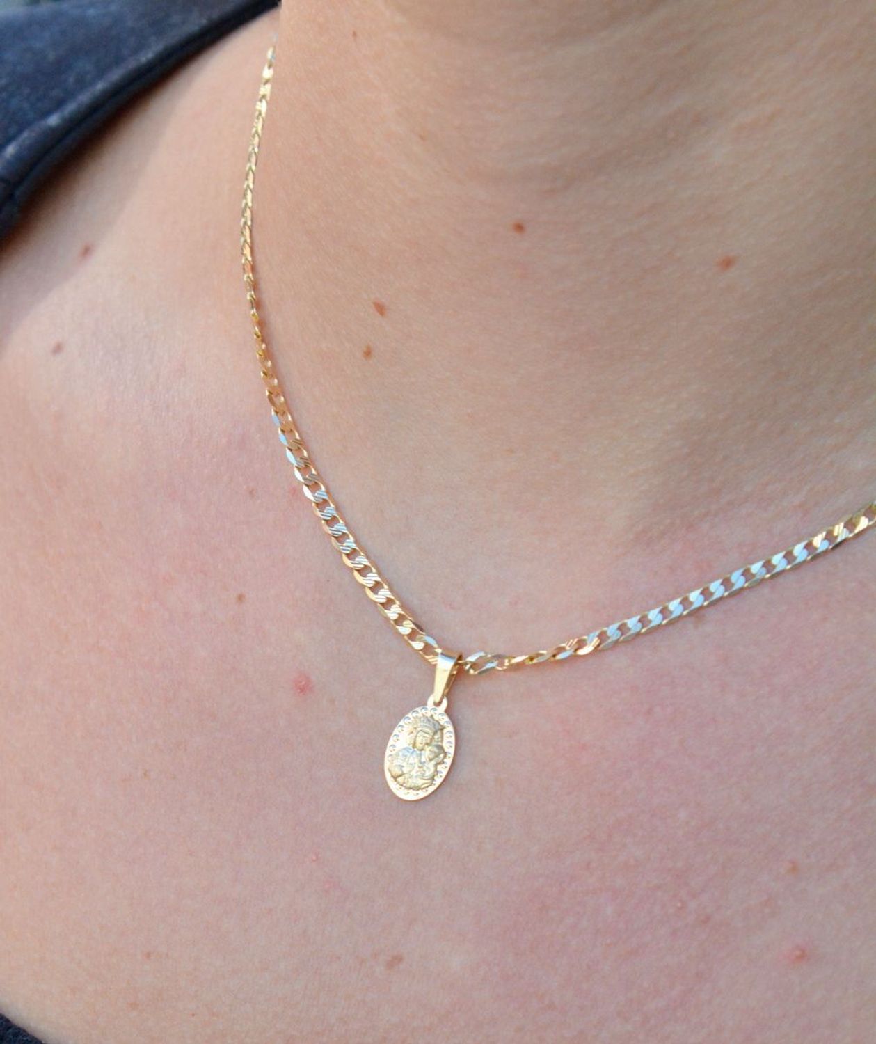 Złota zawieszka medalik owalny Matka Boska ZA 6752B 333. Medalik będący wspaniałą pamiątką i prezentem z okazji chrztu, komunii czy bierzmowania. Zawieszka wykonana ze złota próby 333. Piękna biżuteria o bogatej symbolice reli.jpg